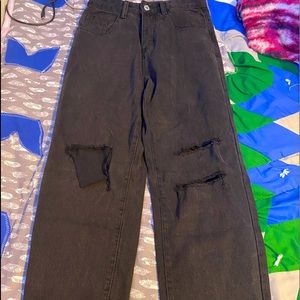 high-rise baggy ripped jeans. wore once